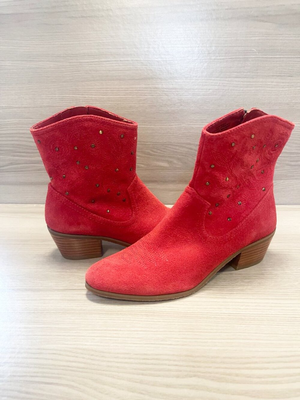 Bandolino Xerissa Red Suede Studded Western Ankle Boots Size 7M - Picture 4 of 16